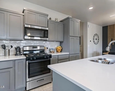 930 Bicknor Place - Photo Thumbnail 11