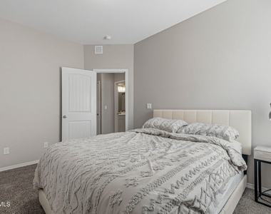 13977 Margaret Ponce Avenue - Photo Thumbnail 17