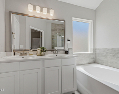 13977 Margaret Ponce Avenue - Photo Thumbnail 14