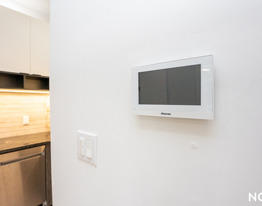 491 Evergreen Ave - Photo Thumbnail 6