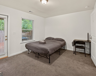 865 Society Circle Sw - Photo Thumbnail 2