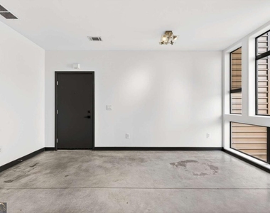 972 Dekalb Avenue Ne - Photo Thumbnail 2
