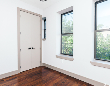 17-13 Gates Ave - Photo Thumbnail 3
