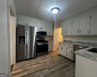 300 N College Street - Photo Thumbnail 3