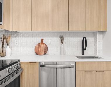 102 E 53rd St - Photo Thumbnail 2