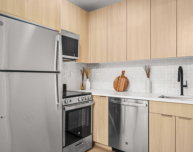 102 E 53rd St - Photo Thumbnail 1