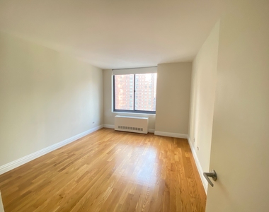 West 48th Street - Photo Thumbnail 2