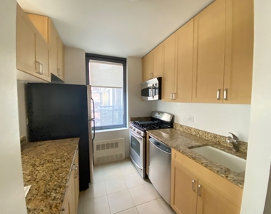 West 48th Street - Photo Thumbnail 3