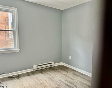 8 Newton Ave - Photo Thumbnail 6
