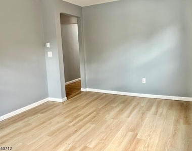 8 Newton Ave - Photo Thumbnail 4