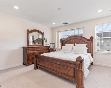 309 Saratoga Ct - Photo Thumbnail 23