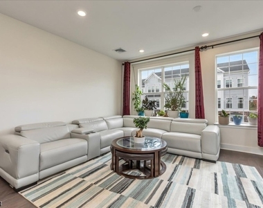 309 Saratoga Ct - Photo Thumbnail 16