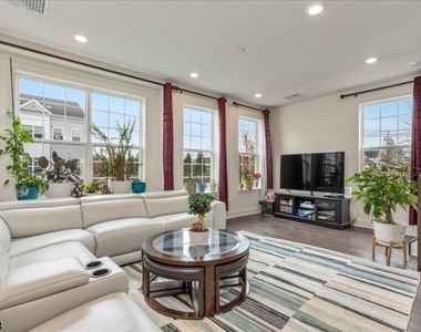 309 Saratoga Ct - Photo Thumbnail 17