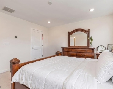309 Saratoga Ct - Photo Thumbnail 22