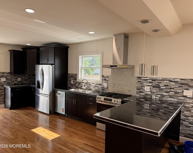 13 Locust Avenue - Photo Thumbnail 9