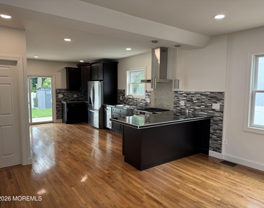 13 Locust Avenue - Photo Thumbnail 5