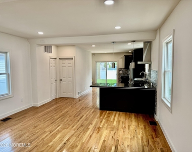13 Locust Avenue - Photo Thumbnail 4