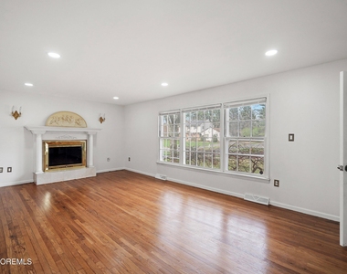 10 Monroe Court - Photo Thumbnail 6
