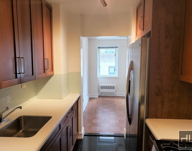 East 71st Street - Photo Thumbnail 5