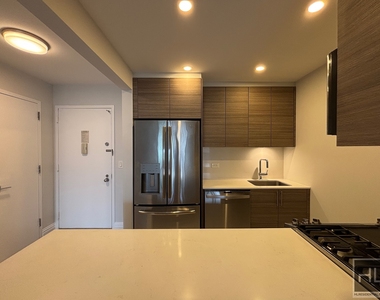 West 48th Street - Photo Thumbnail 9