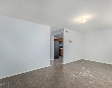 2226 W Heatherbrae Drive - Photo Thumbnail 5