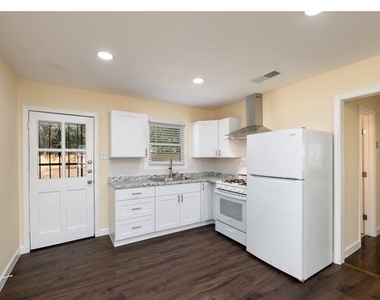 2610 Michigan Avenue - Photo Thumbnail 7