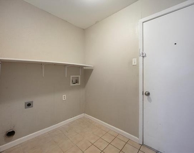 2413 Village Green Drive - Photo Thumbnail 9