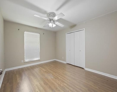 2413 Village Green Drive - Photo Thumbnail 13