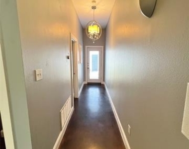 1813 S Ervay Street - Photo Thumbnail 11