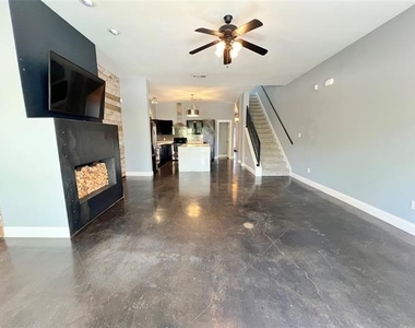 1813 S Ervay Street - Photo Thumbnail 4
