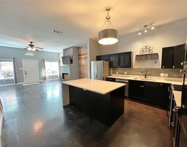 1813 S Ervay Street - Photo Thumbnail 9