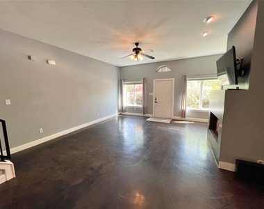 1813 S Ervay Street - Photo Thumbnail 7