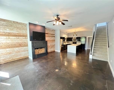 1813 S Ervay Street - Photo Thumbnail 6