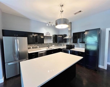 1813 S Ervay Street - Photo Thumbnail 10