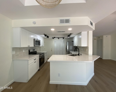 6746 W Ruth Avenue - Photo Thumbnail 3