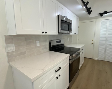 6746 W Ruth Avenue - Photo Thumbnail 6