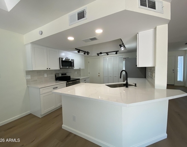 6746 W Ruth Avenue - Photo Thumbnail 4