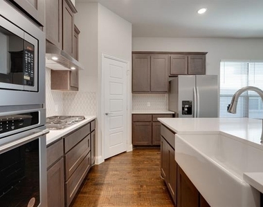 16417 Garden Drive - Photo Thumbnail 6