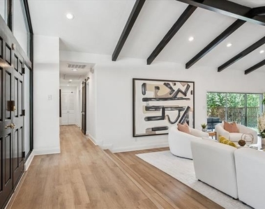912 Glen Oaks Boulevard - Photo Thumbnail 2