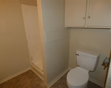 209 Hunt Street - Photo Thumbnail 9