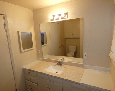 209 Hunt Street - Photo Thumbnail 8