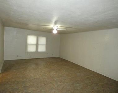 209 Hunt Street - Photo Thumbnail 3