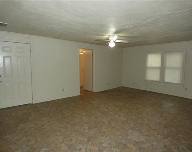 209 Hunt Street - Photo Thumbnail 2