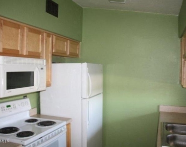 3301 E Earll Drive - Photo Thumbnail 3