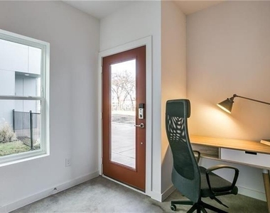 427 W 10th Street - Photo Thumbnail 3