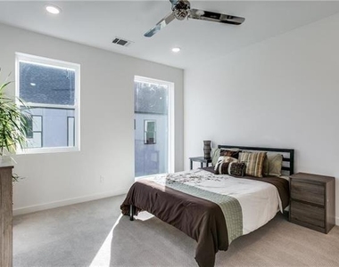 427 W 10th Street - Photo Thumbnail 8