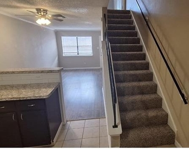 805 N Oak Street - Photo Thumbnail 3