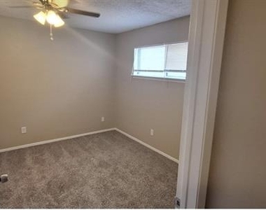 805 N Oak Street - Photo Thumbnail 5