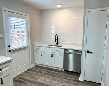 813 Kingdom Circle - Photo Thumbnail 4