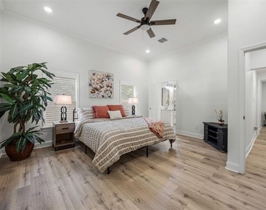 700 S Crockett Street - Photo Thumbnail 14